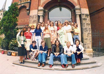 1975-WF-Entlassfoto-vor-Schulgebäude-Scan-WF-WEB-1307