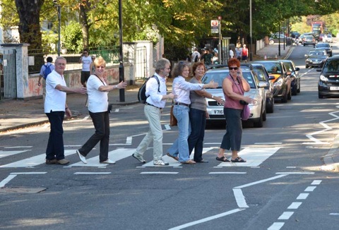 2011-WF-London-vom-30.09.2011---03.10.2011-Foto-WS--SIE_6544--Gruppenfoto-auf-Abbey-Road-Zebrastreifen