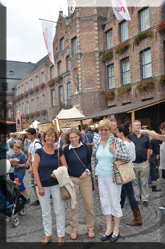 2013-Duesseldorf-WF-Konzert-THE-WALL-und-Duesseldorf-06.09.2013---07.09.2013-vl-Irmgard,-Ursel,-Gudrun-vor-Rathaus-Duesseldorf-Stadtfest-WEB-Sieber_5471 Kopie